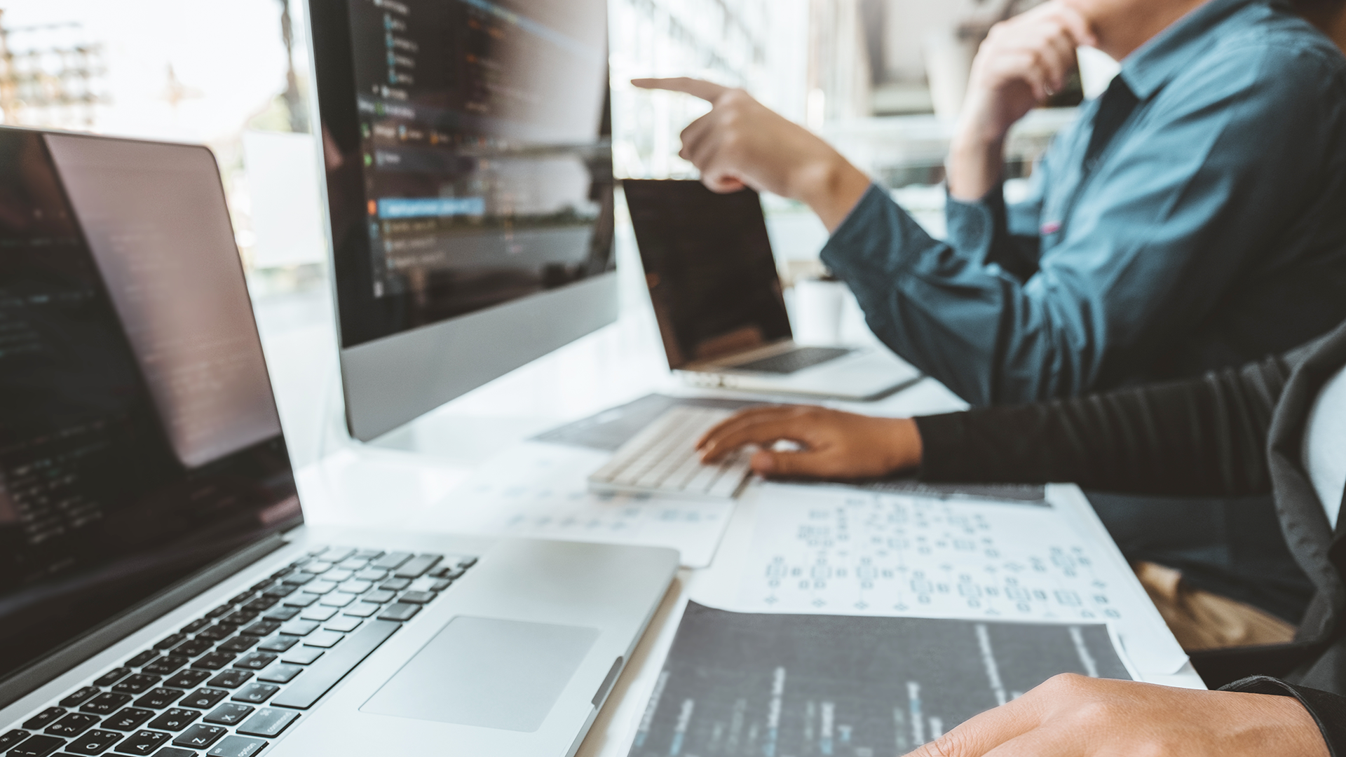 Equipe acompanhando resultados em um notebook no escritório